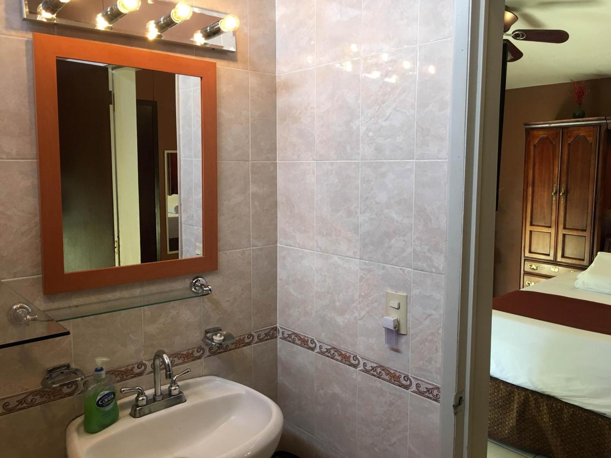 Dickinson Guest House, Guadalajara Expo Экстерьер фото